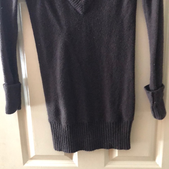 Elongated v-neck sweater - Picture 3 of 3